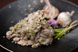 หมูกระเทียม (Stir-Fried Pork with Garlic)
