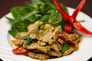 หมูผัดเขียวหวาน (Stir-Fried Pork with Green Curry Sauce)
