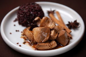 พะโล้อกไก่ (Braised Chicken in Five-Spice Broth)