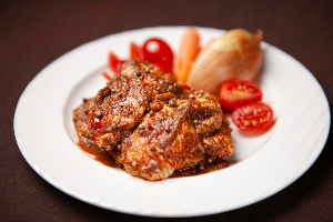 มัสมั่นอกไก่ (Stir-Fried Chicken with Massaman Curry)