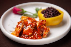 ไก่ผัดซอสบาร์บีคิว (Stir-Fried Chicken with BBQ Sauce)