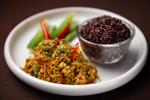 คั่วกลิ้งไก่ (Spicy Stir-Fried Chicken with Southern Thai Herbs)