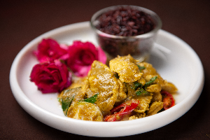 ไก่ผัดเขียวหวาน (Stir-Fried Chicken with Green Curry)