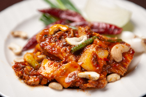 ไก่ผัดเม็ดมะม่วง (Stir-Fried Chicken with Cashew Nuts)