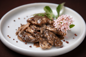 ไก่ผัดพริกไทยดำ (Stir-Fried Chicken with Black Pepper)