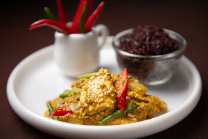 ไก่ผัดผงกะหรี่ (Stir-Fried Chicken with Curry)