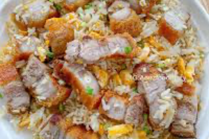 ข้าวผัดหมูกรอบ