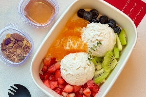 (E10) กรีกโยเกิร์ตรสธรรมชาติ ผลไม้รวม (Size M)