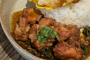 ข้าวกะเพราซี่โครงหมูตุ๋น
