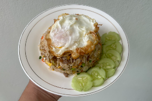 ข้าวผัด (หมู/ไก่/ไข่/กุนเชียง) / ထမင်းကြော် (ကြက်/ဝက်/ကြက်ဥ/ဝက်အူချောင်း)