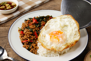 Fried basil over rice-ผัดกระเพราราดข้าว 