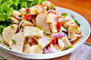 Spicy vietnamese sausage salad-ยำไก่ยอ