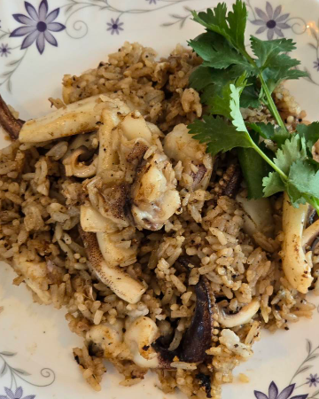 ข้าวผัดหมึกกระเทียมพริกไทย