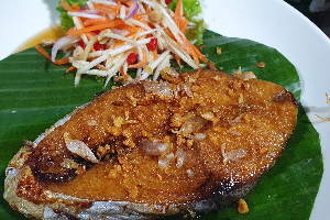 ปลาอินทรีทอดราดน้ำปลา