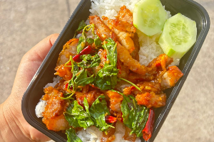 ข้าวกะเพราสามชั้นพริกแห้ง