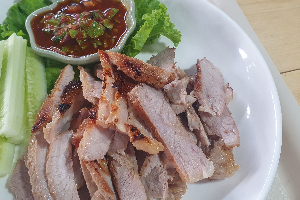 หมูย่างเนยจิ้มแจ่ว