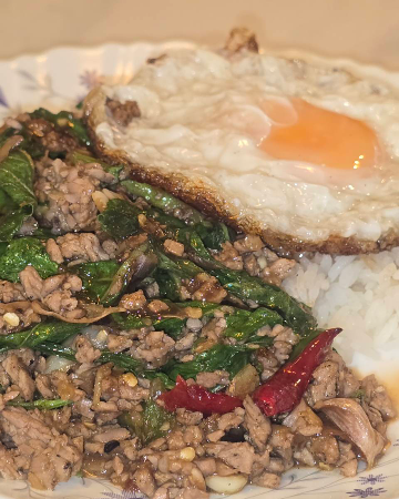 ข้าวกะเพราเนื้อสับ 