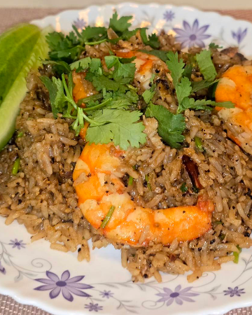 ข้าวผัดกุ้งกระเทียมพริกไทย