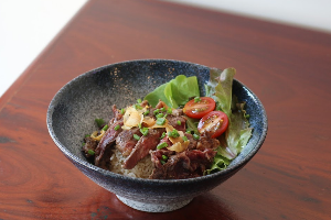 ข้าวผัดกระเทียมเนื้อย่าง