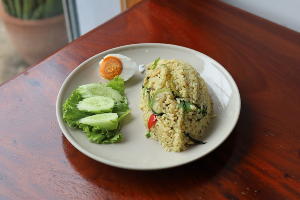 ข้าวผัดแกงเขียวหวานเนื้อน่องลาย