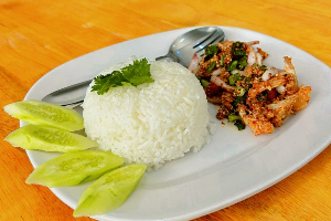 ข้าวยำไก่เเซ่บ