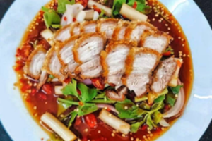 ยำหมูกรอบทรงเครื่อง