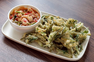 ยำผักบุ้งกรอบ