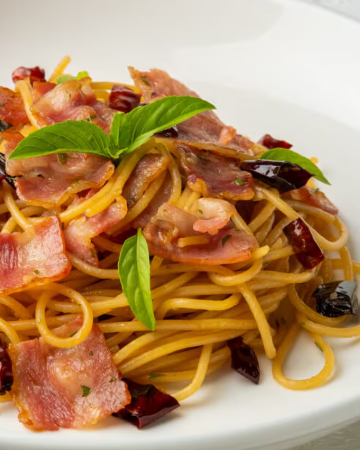 SPICY BACON GARLIC / สปาเก็ตตี้เบคอนพริกแห้งและกระเทียม