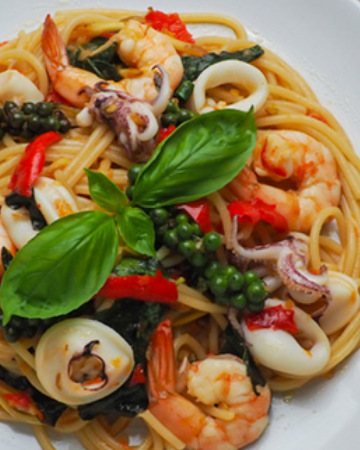 SPAGHETTI WITH SEAFOOD / สปาเก็ตตี้ทะเล ใบกะเพรา กระเทียม และ มะเขือเทศราชินี