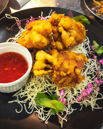 BACON-WRAPPED FRIED MUSHROOMS / เห็ดพันเบคอนชุปแป้งทอด+ น้ำจิ้มไก่ 