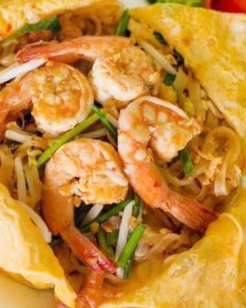 PAD THAI GOONG HOR KHAI / ผัดไทยกุ้งห่อไข่
