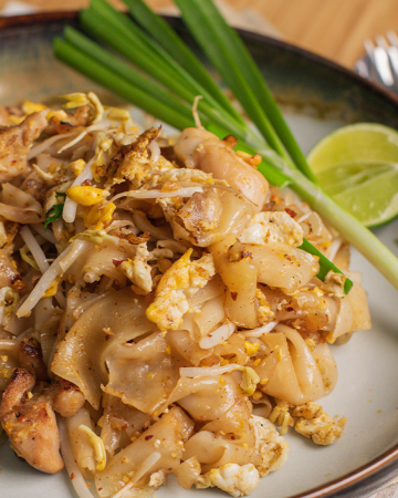 PHAD THAI WITH CHICKEN / ผัดไทยไก่ (เด็ก)