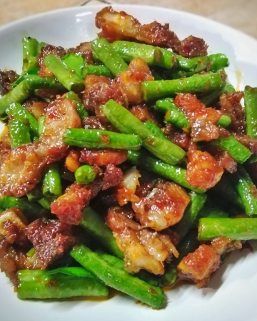 ข้าวถั่วฝักยาวผัดพริกแกงหมู สามชั้น