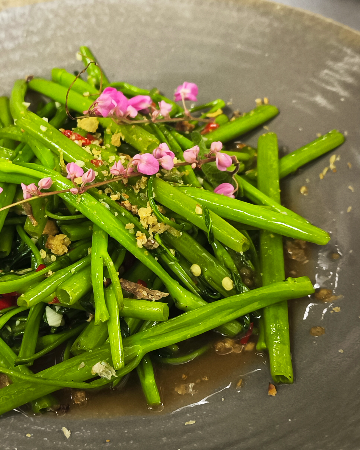 PAD PUK BOONG FAI DAENG / ผัดผักบุ้งไฟแดง