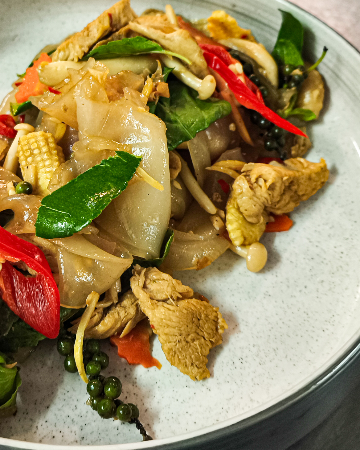 SEN YAI PAD KEE MAO GAI / เส้นใหญ่ผัดขี้เมาไก่