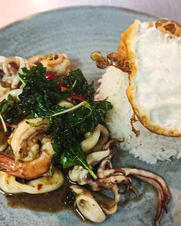 KHAO PAD KRA PHAO TALAY / ข้าวผัดกะเพราทะเล