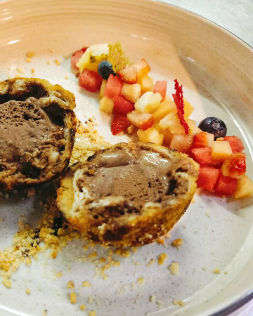 DEEP-FRIED CHOCOLATE ICE CREAM WITH CHOVOLATE SAUCE / ไอศกรีมซ็อกโกแลตทอด ราดซอสช็อกโกแลต