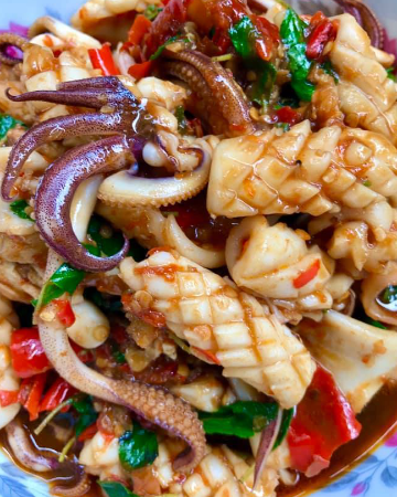 กะเพราปลาหมึก (กับข้าว)