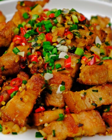 ข้าวหมูสามชั้นคั่วพริกเกลือ