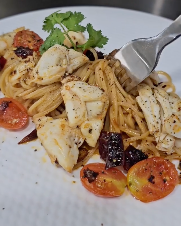 สปาเก็ตตี้ผัดพริกแห้ง ปูกุ้ง