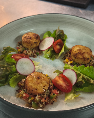 PAN-SEARED SCALLOP WITH QUINOA SALAD / หอยเชลล์ย่างกับซัลซ่าควินัว