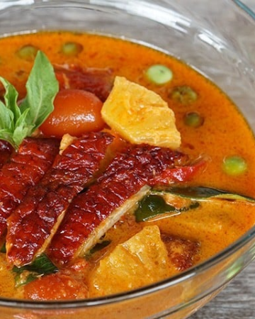 RED CURRY WITH ROASTED DUCK / แกงเผ็ดเป็ดย่าง