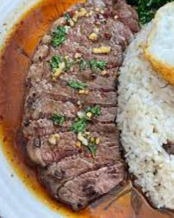 STIR-FRIED BASIL WITH SIRLION BEEF / ข้าวผัดกะเพราเนื้อสันนอก