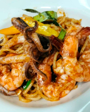 สปาเก็ตตี้ผัดพริกแกงกุ้ง หมึก