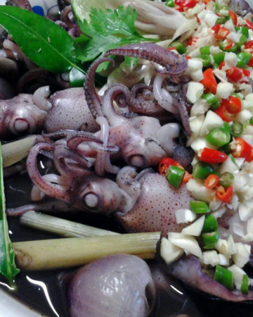 ต้มยำปลาหมึกน้ำดำ