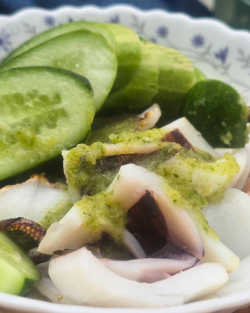 ปลาหมึกหอมสด  กับน้ำจิ้มรสแซบ