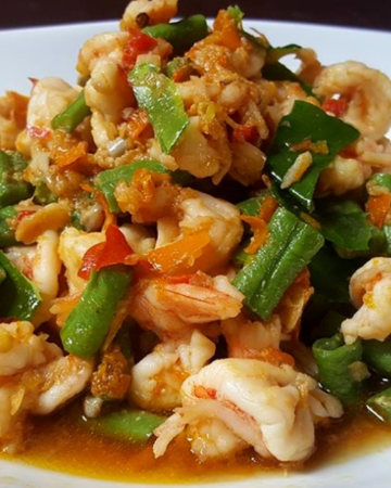 ผัดพริกเหลืองกุ้ง หมึก (กับข้าว)