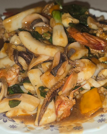 ข้าวผัดพริกเหลืองทะเล (กุ้ง & หมึก)