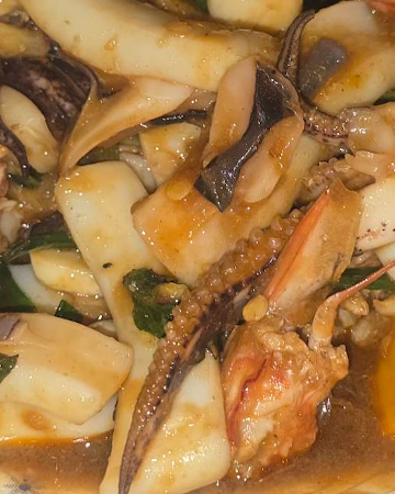 ข้าวหมึกผัดพริกเหลือง 