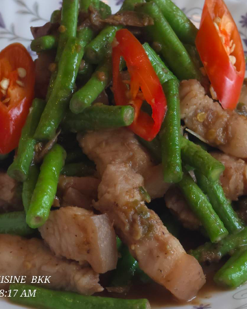 หมูสามชั้น ผัดกะปิ ใส่ถั่วฝักยาว 